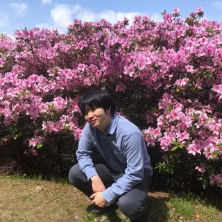 花の前で撮影した船岡佳生